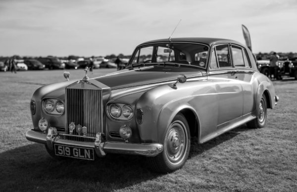 Този аристократ е снабден с 6,2-литров, V8 двигател. Британският класик развива до 180 км/час.